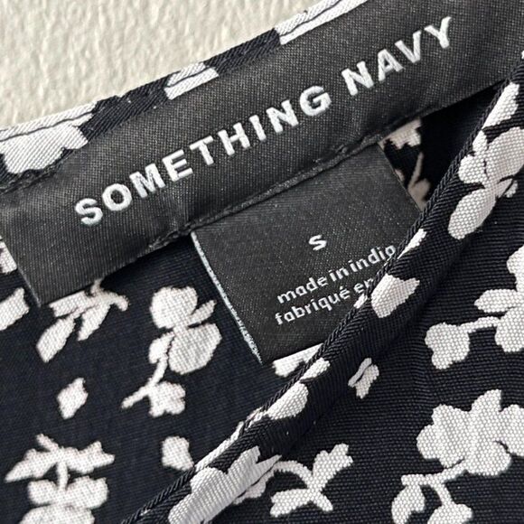 SOMETHING NAVY Strong Shoulder Floral Print Midi Dress - Picture 7 of 9